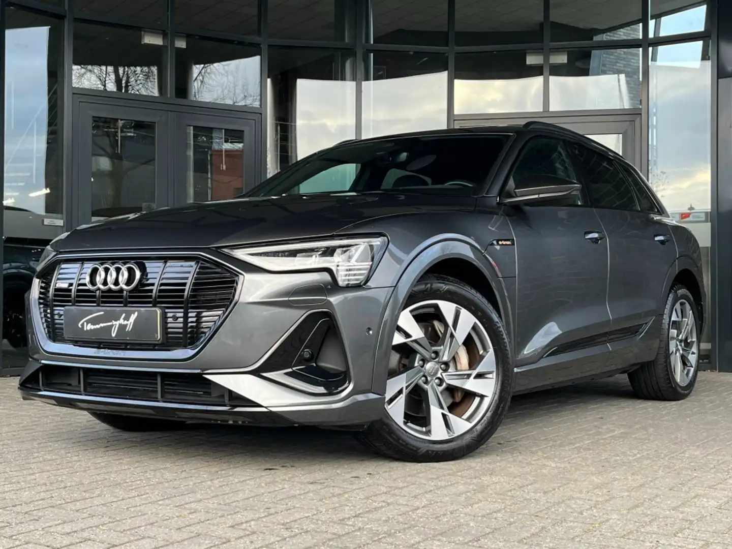 Audi e-tron E-TRON 50 Q S-LINE - ORG. NL - SoH 93,3 - PANO Grijs - 1