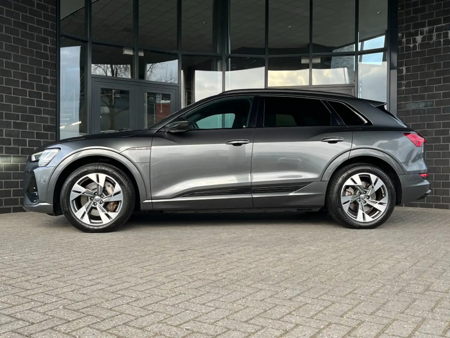 Audi e-tron E-TRON 50 Q S-LINE - ORG. NL - SoH 93,3 - PANO Grijs - 2