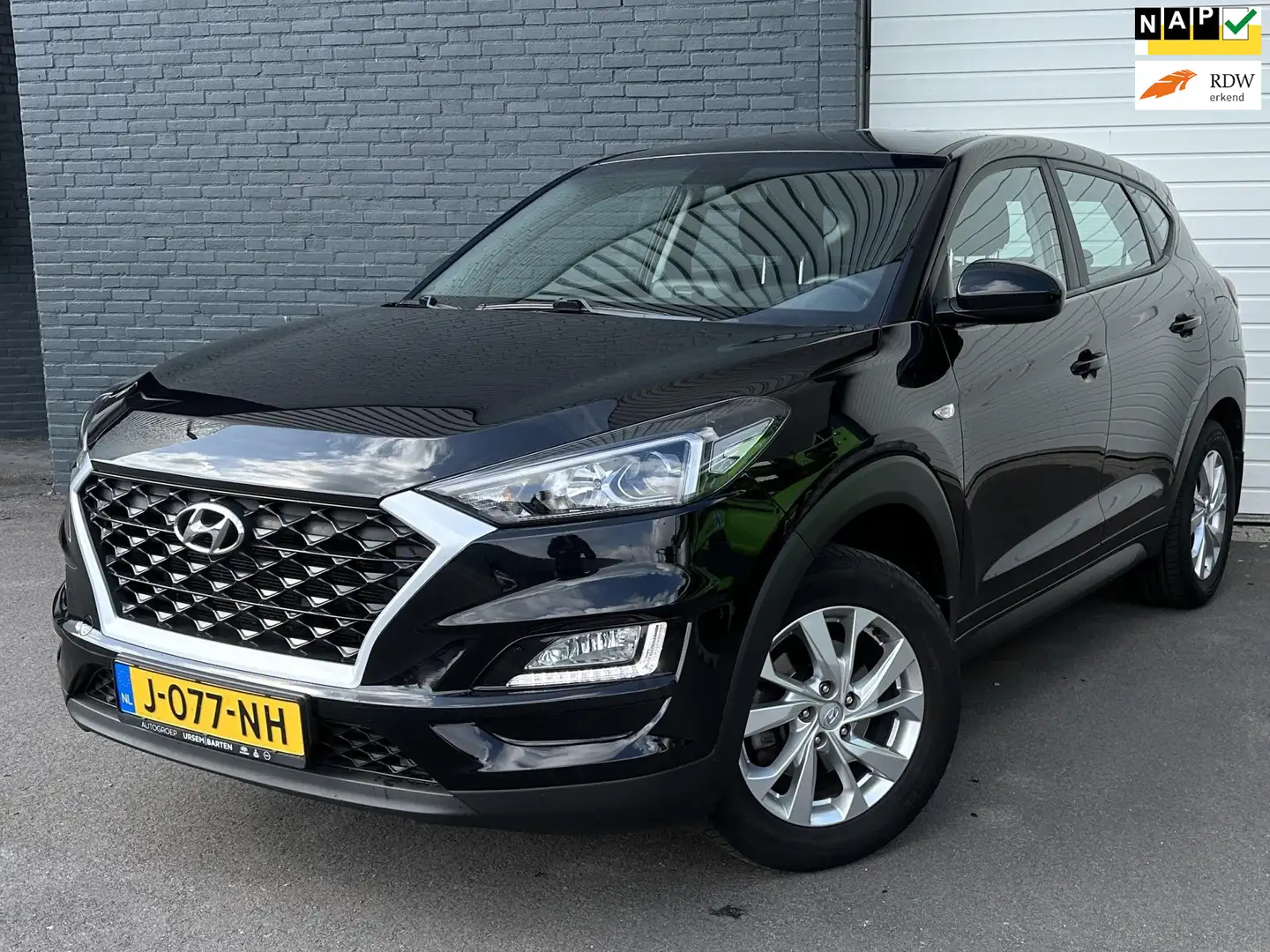 Hyundai TUCSON 1.6 GDI Premium 1EEIG/BTW/DEALERO-H/CARPLAY/NAVI/C Zwart - 1