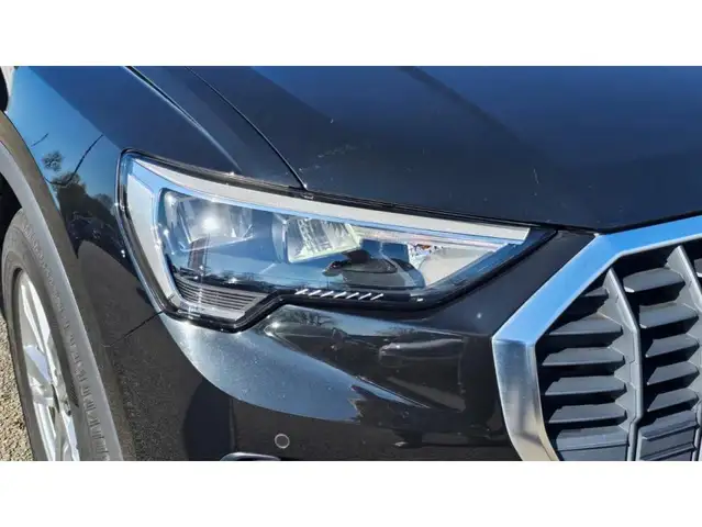 Audi Q3 view 18