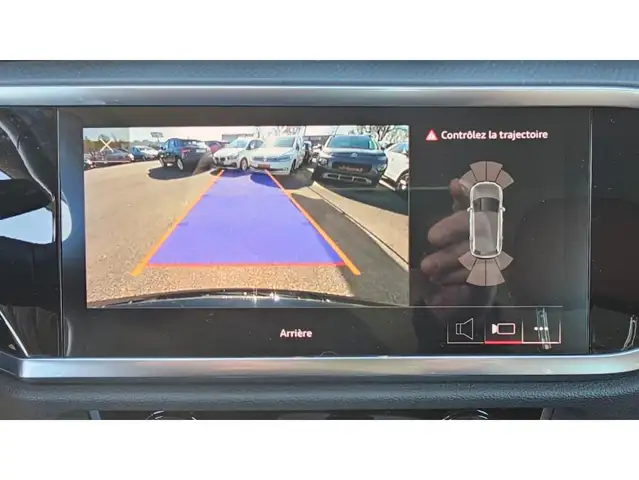 Audi Q3 view 11