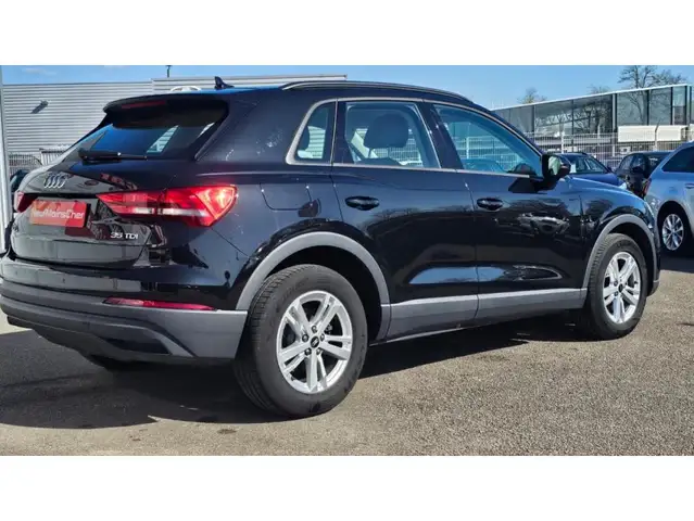 Audi Q3 view 3