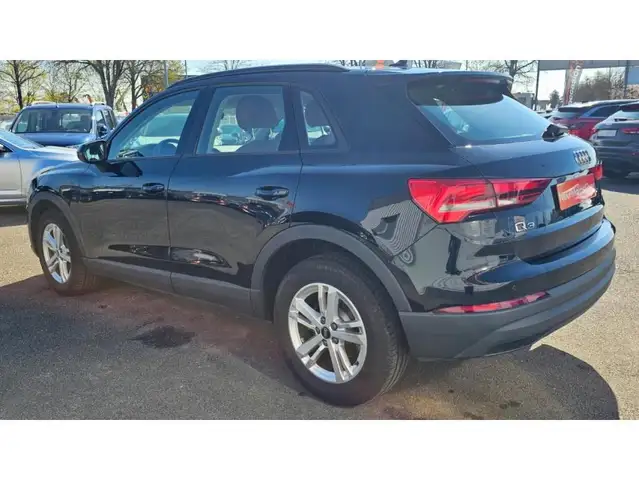 Audi Q3 view 20