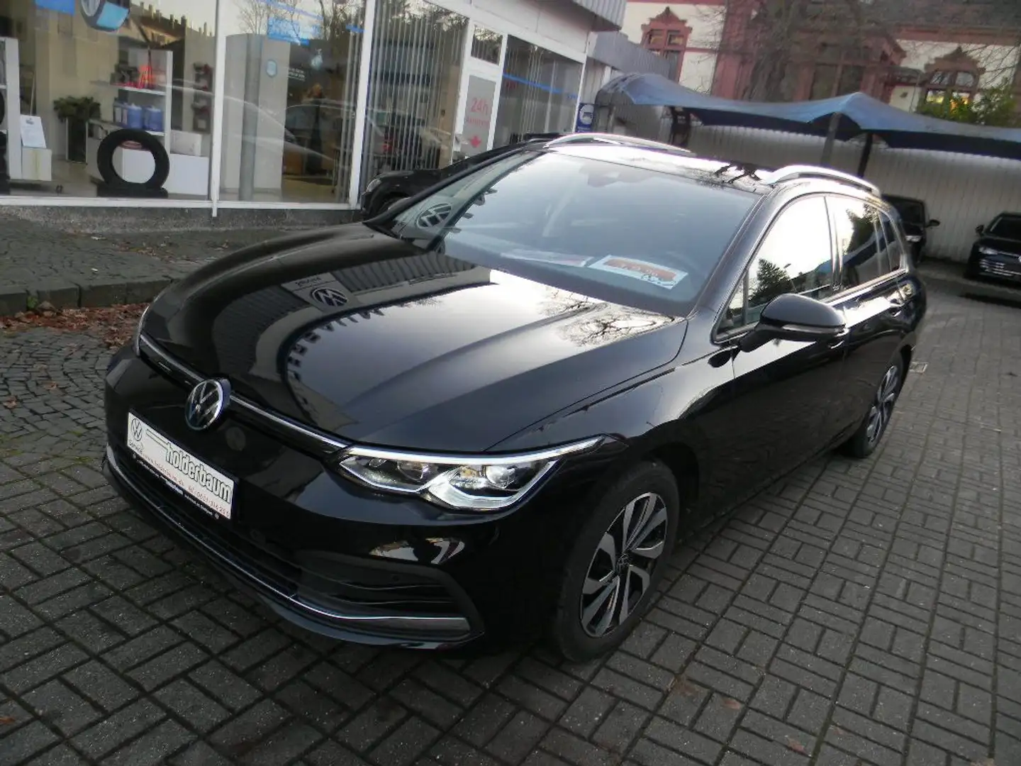 Volkswagen Golf VIII Variant Active 110 KW 6 GANG AHK ,KAM Schwarz - 2