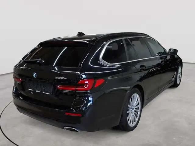 BMW 5 Series view 4