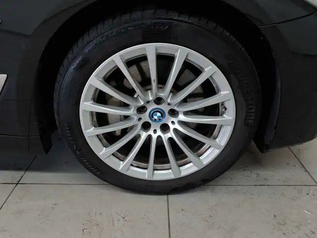 BMW 5 Series view 17