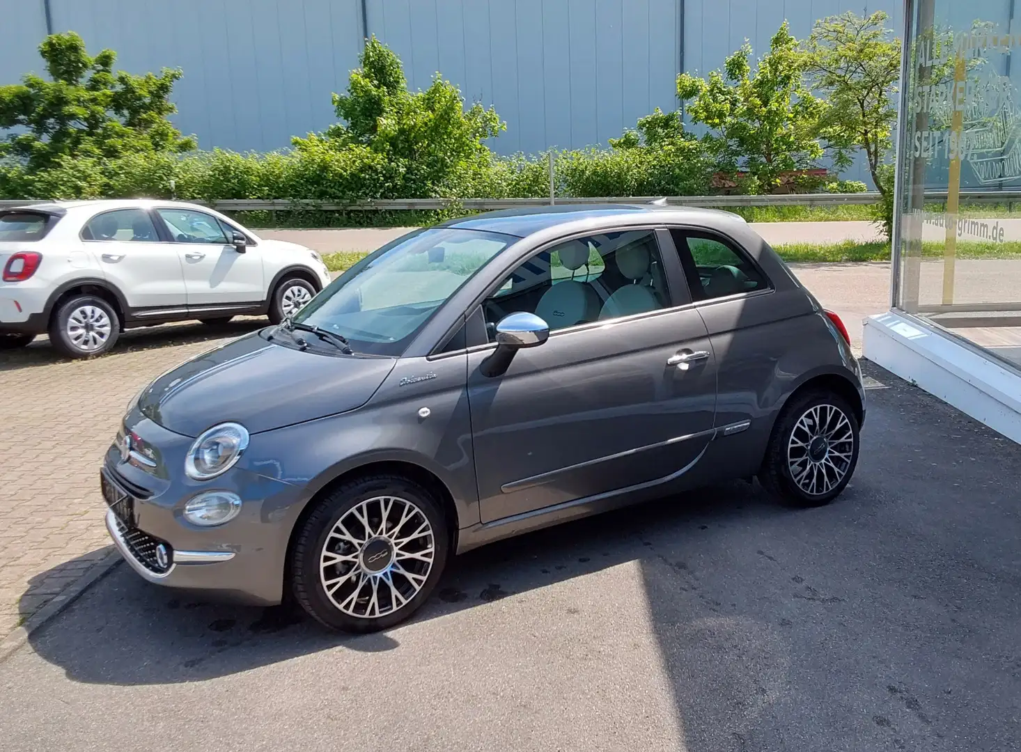 Fiat 500 1.0 GSE Hybrid Dolcevita "Panoramadach, wenig KM" Grau - 2