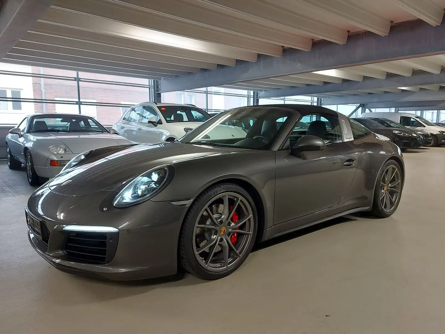 Porsche 991 911 Coupe 911 Targa 4S PDK Grau - 1