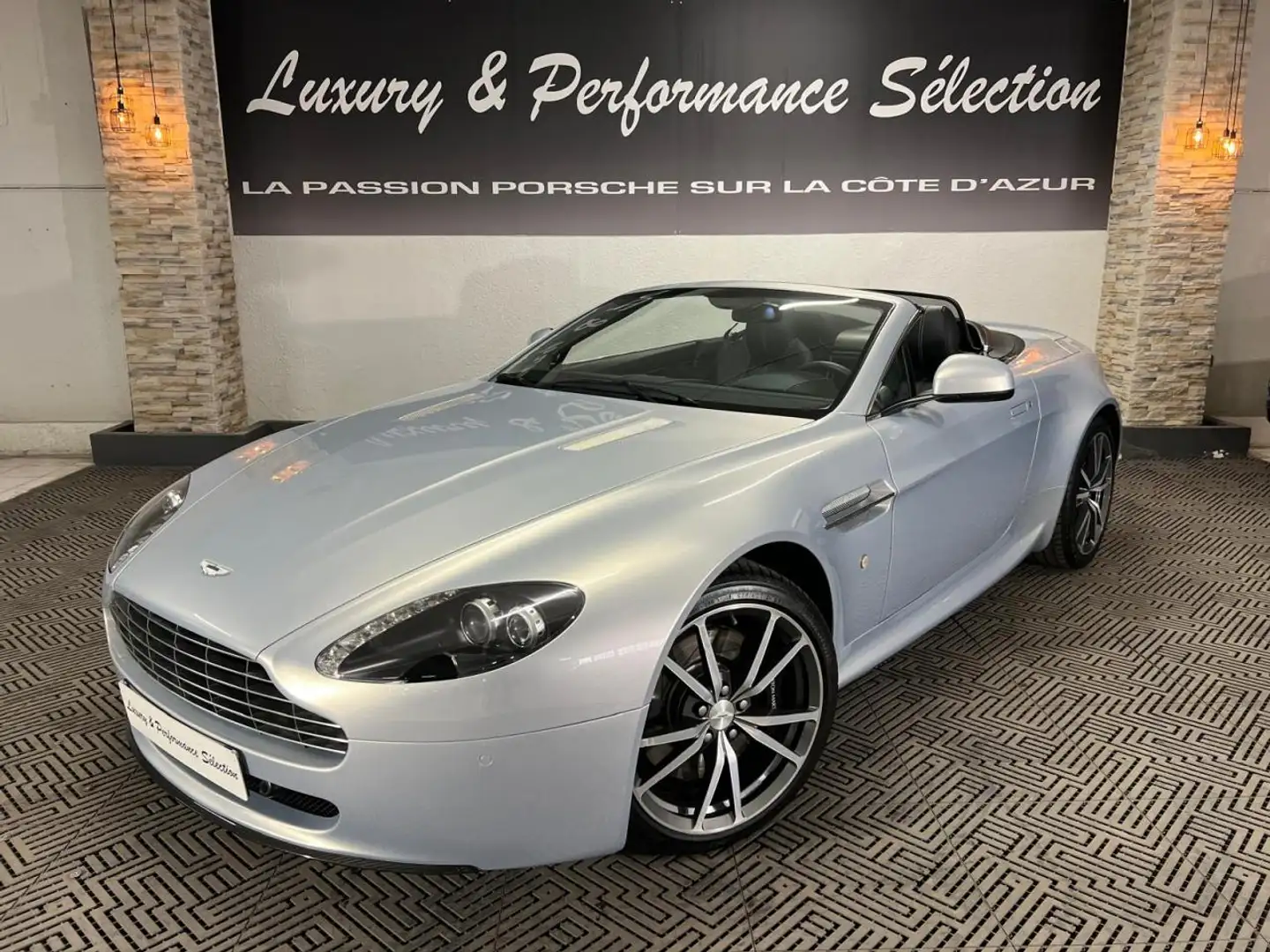 Aston Martin Vantage Roadster 4.7 V8 426ch - Pack sport \u0026 carbone  Gri - 1