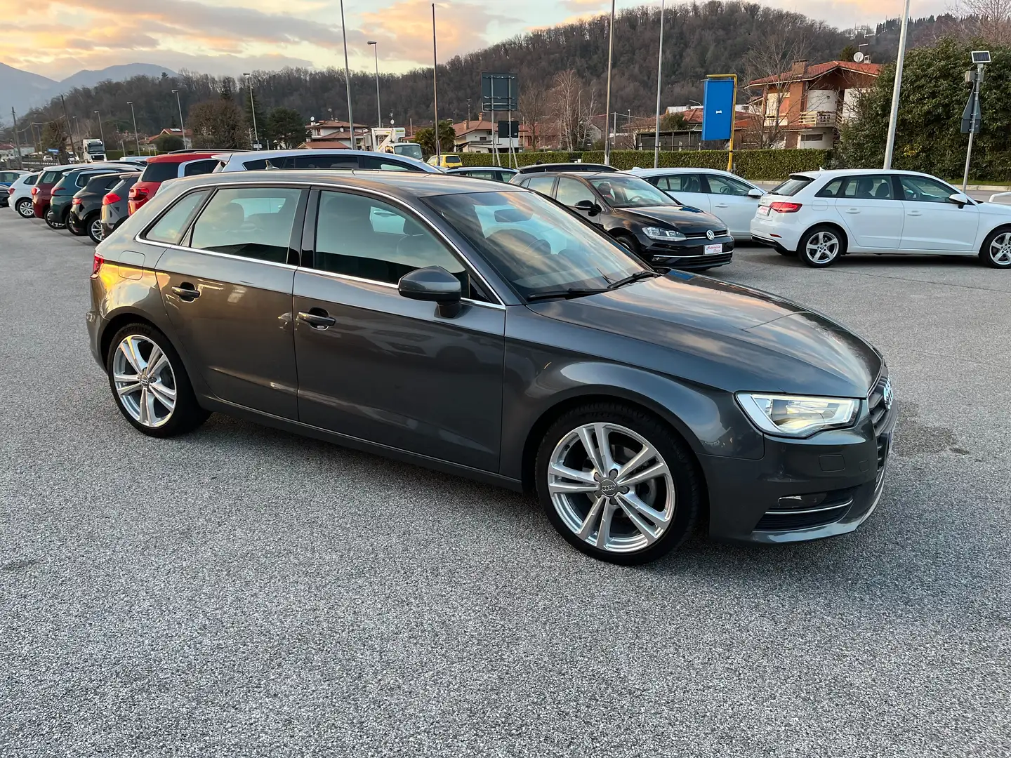 Audi A3 Sportback 2.0 tdi Ambition siva - 2