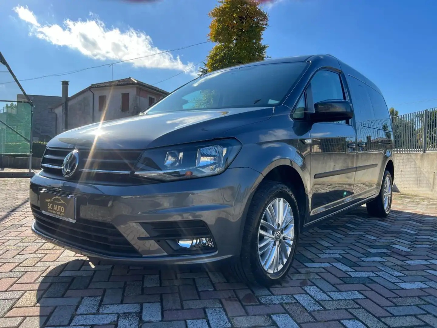 Volkswagen Caddy 2.0 TDI 102 CV DSG HIGHLINE Maxi 7 POSTI Grijs - 1