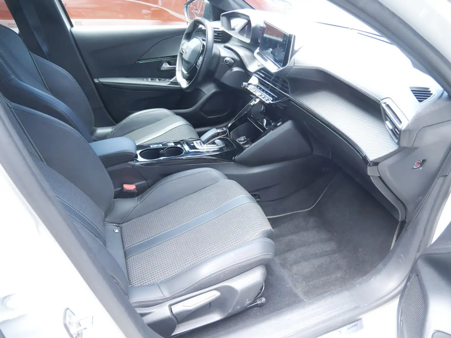 Peugeot e-208 GT 136 KLIMA PDC SHZ KAMERA NAVI LED Weiß - 2