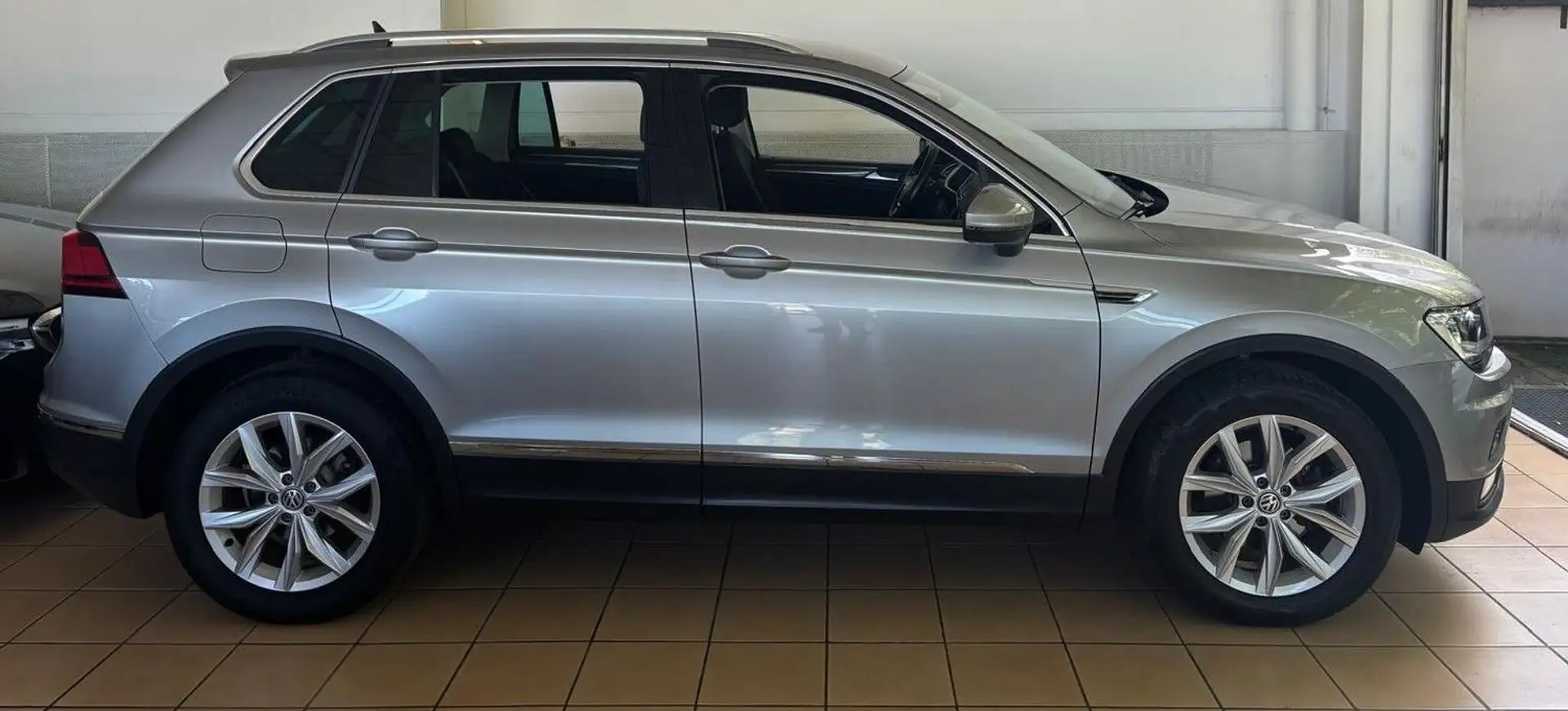 Volkswagen Tiguan Highline BMT/Start-Stopp LED ACC Digital WLAN Navi Silber - 2