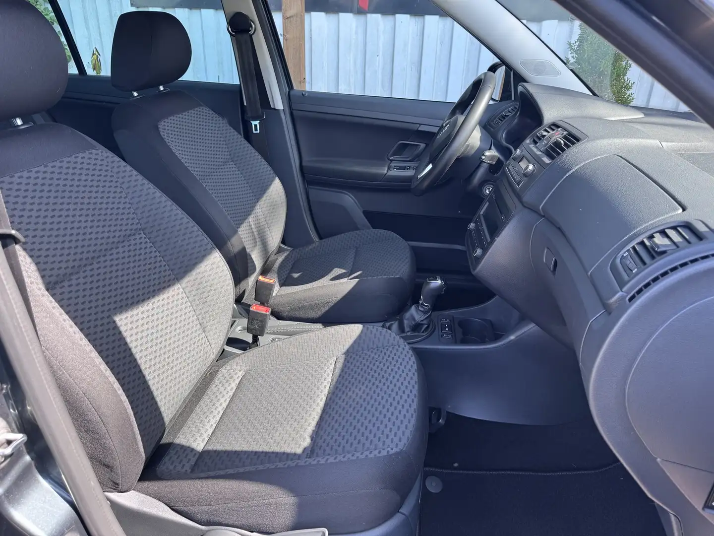 Skoda Fabia Combi Ambition Automatik DSG *1.Hand*Klima*PDC* Gris - 2