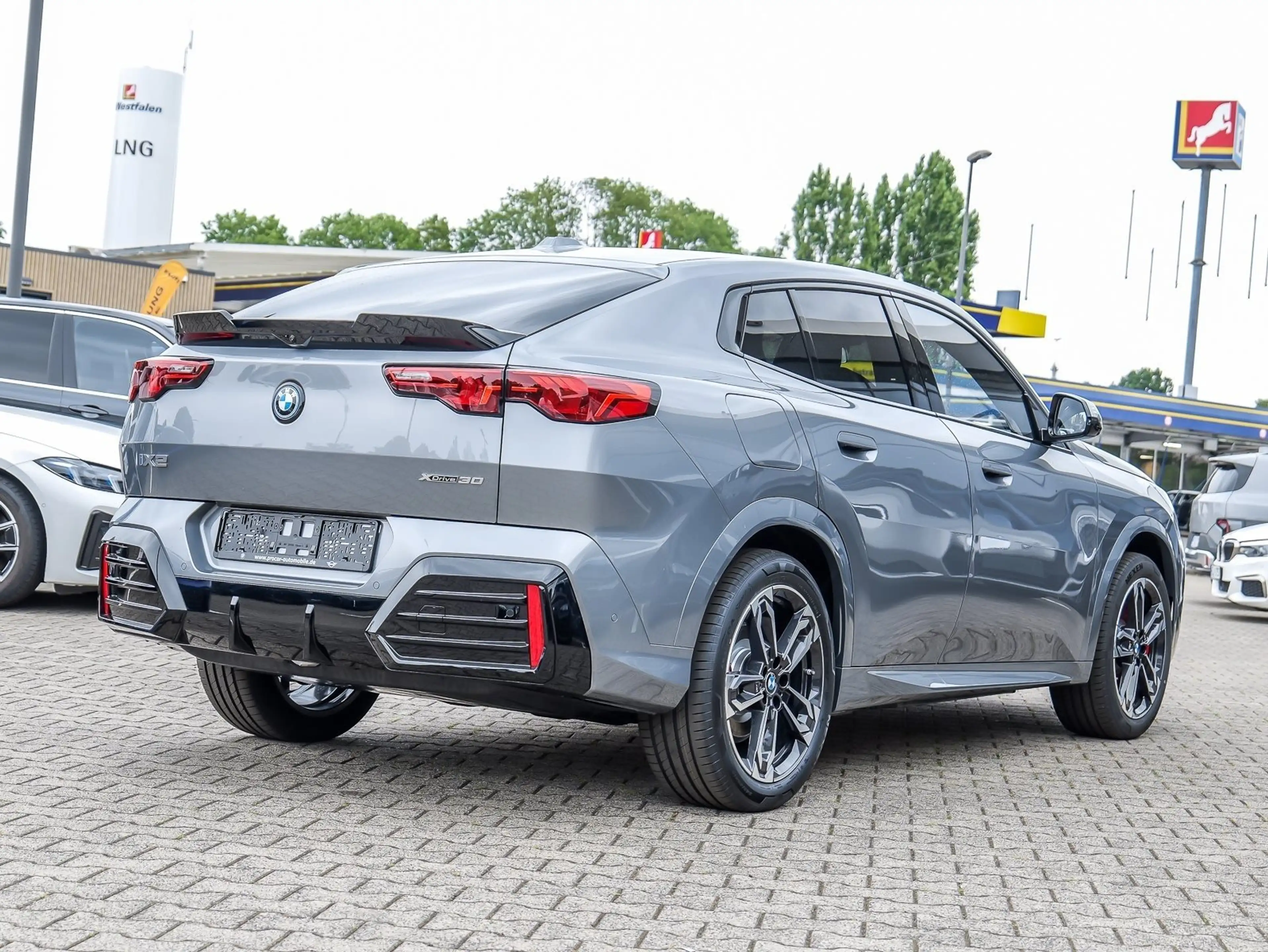 BMW iX2 xDrive30 M Sport HUD PANO ACC AHK RFK NAVI — photo 2