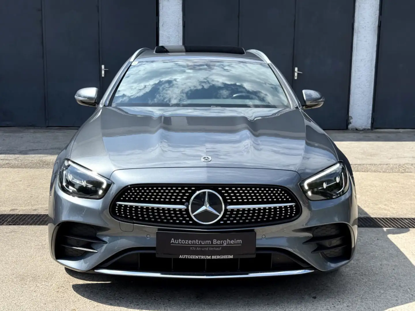 Mercedes-Benz E 300 d 4Matic Aut. Grau - 2