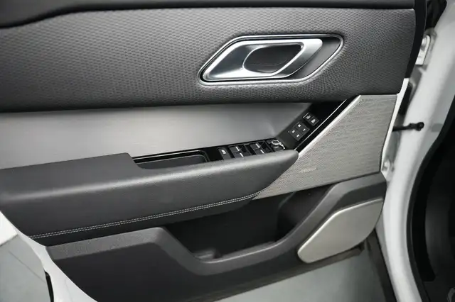 Land Rover Range Rover Velar view 11