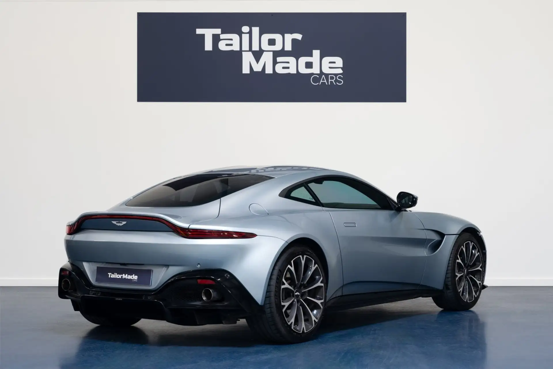 애스턴마틴 V8 Coupe 2018 실버 사진 2