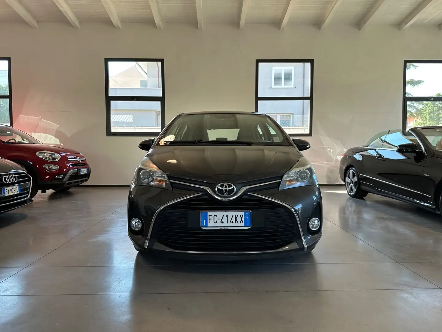 Toyota Yaris 1.0 5 porte Lounge Grau - 1