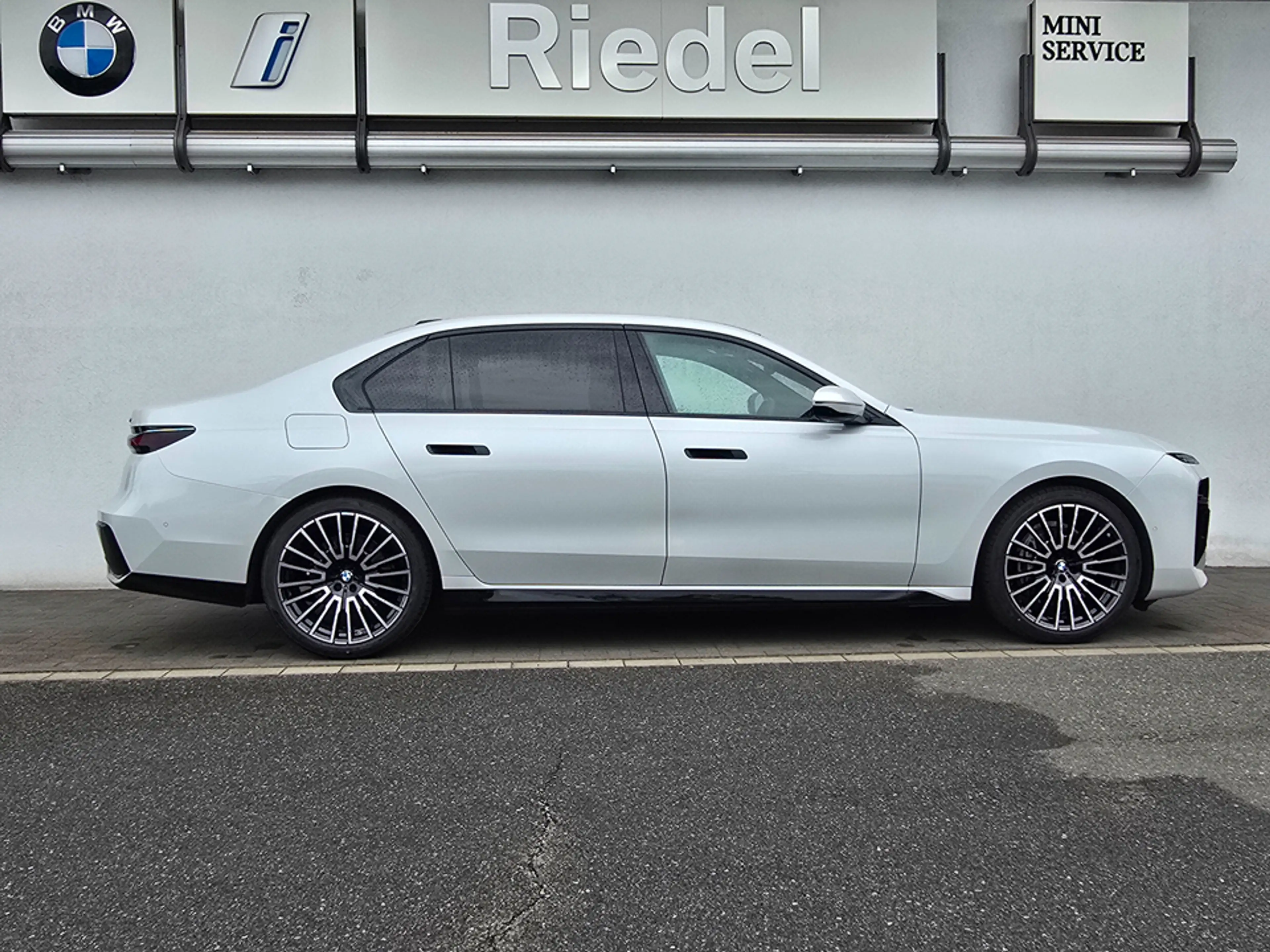 BMW 740 d xDrive M Sportpaket*Standhzg*Pano*DAPro*B&W — photo 2