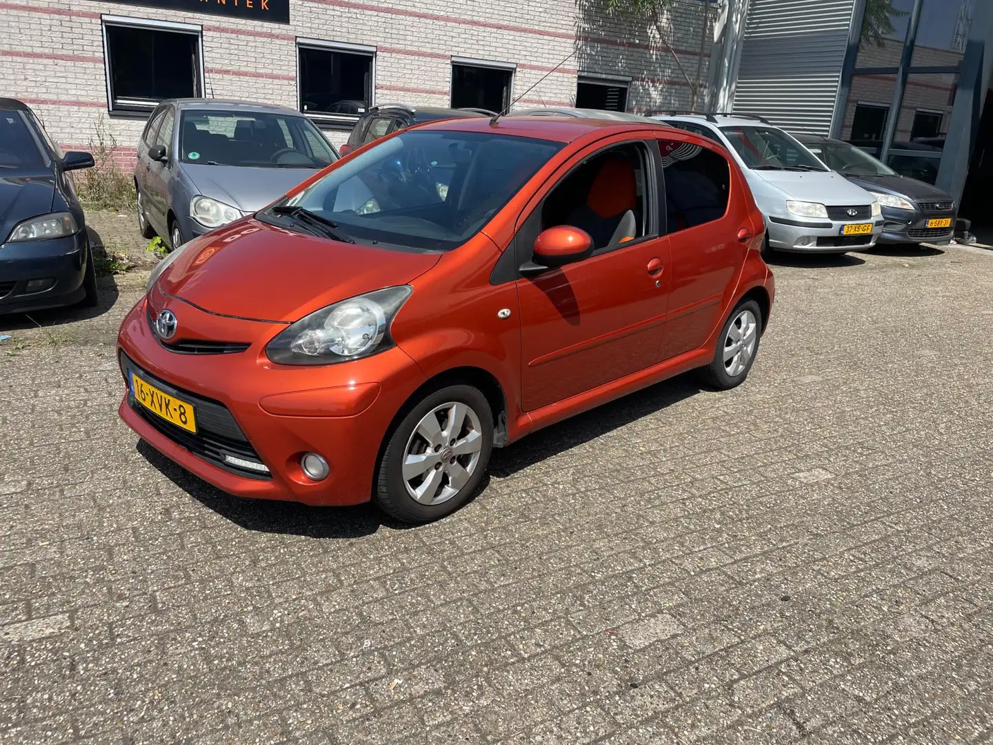 Toyota Aygo 1.0 VVT-i Dynamic Orange facelift mooie auto Orange - 2