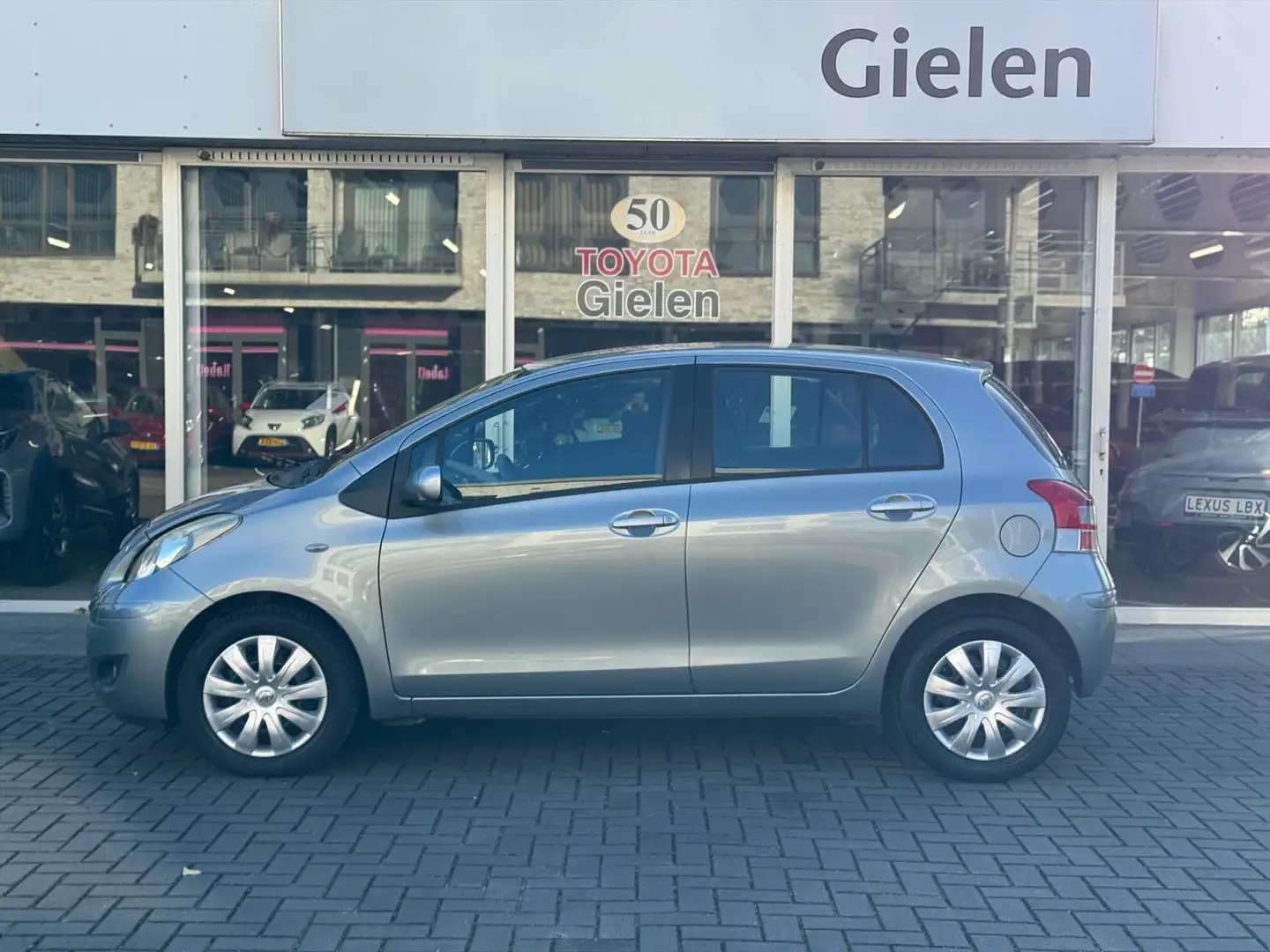 Toyota Yaris 1.3 VVT-i 5D Aspiration | Climate control, 6-Bak, Gris - 2