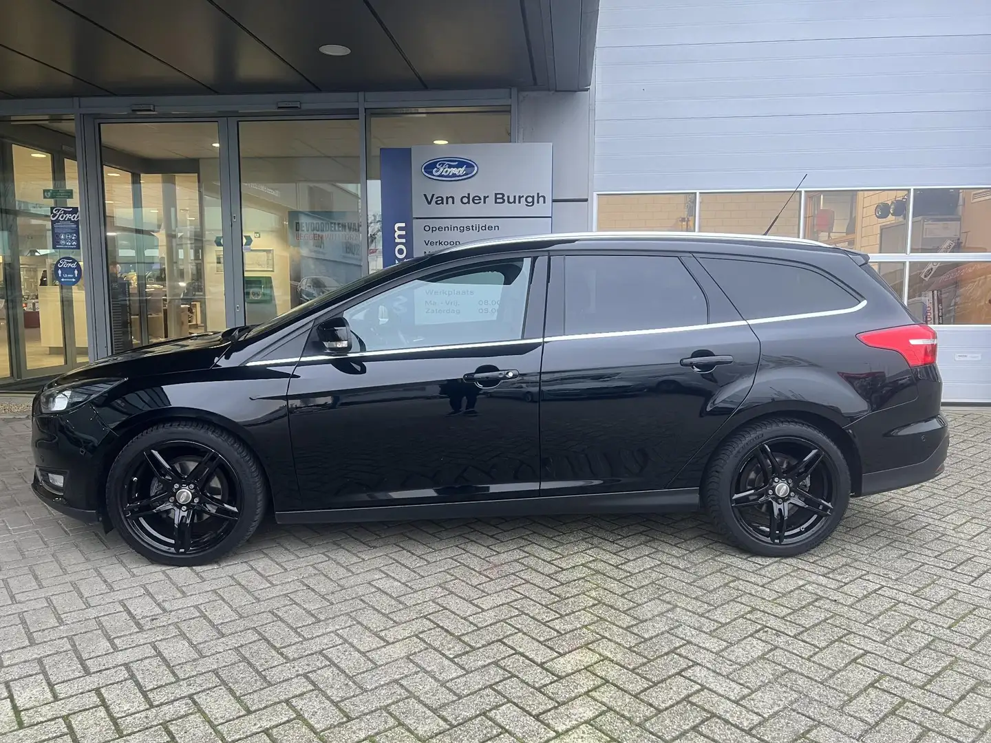 Ford Focus Wagon Titanium 1.0i ECOboost 125pk Schwarz - 2