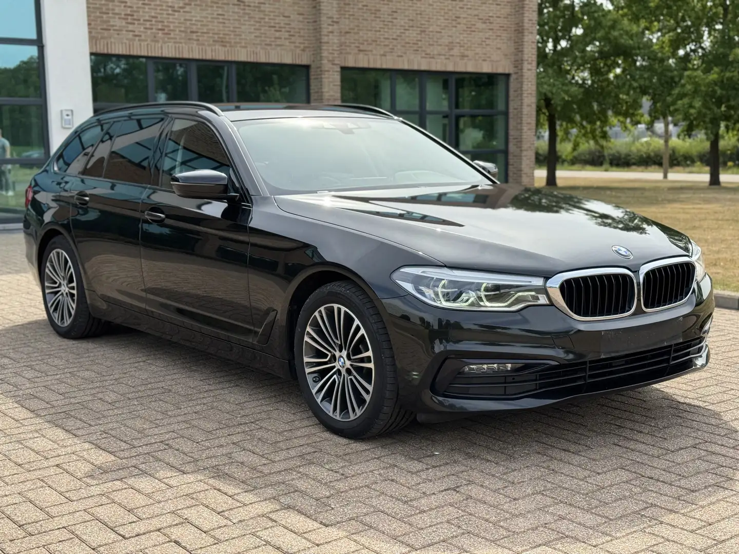 BMW 520 SPORT LINE! / AUTOMAAT! / GEKEURD VVK! Zwart - 1