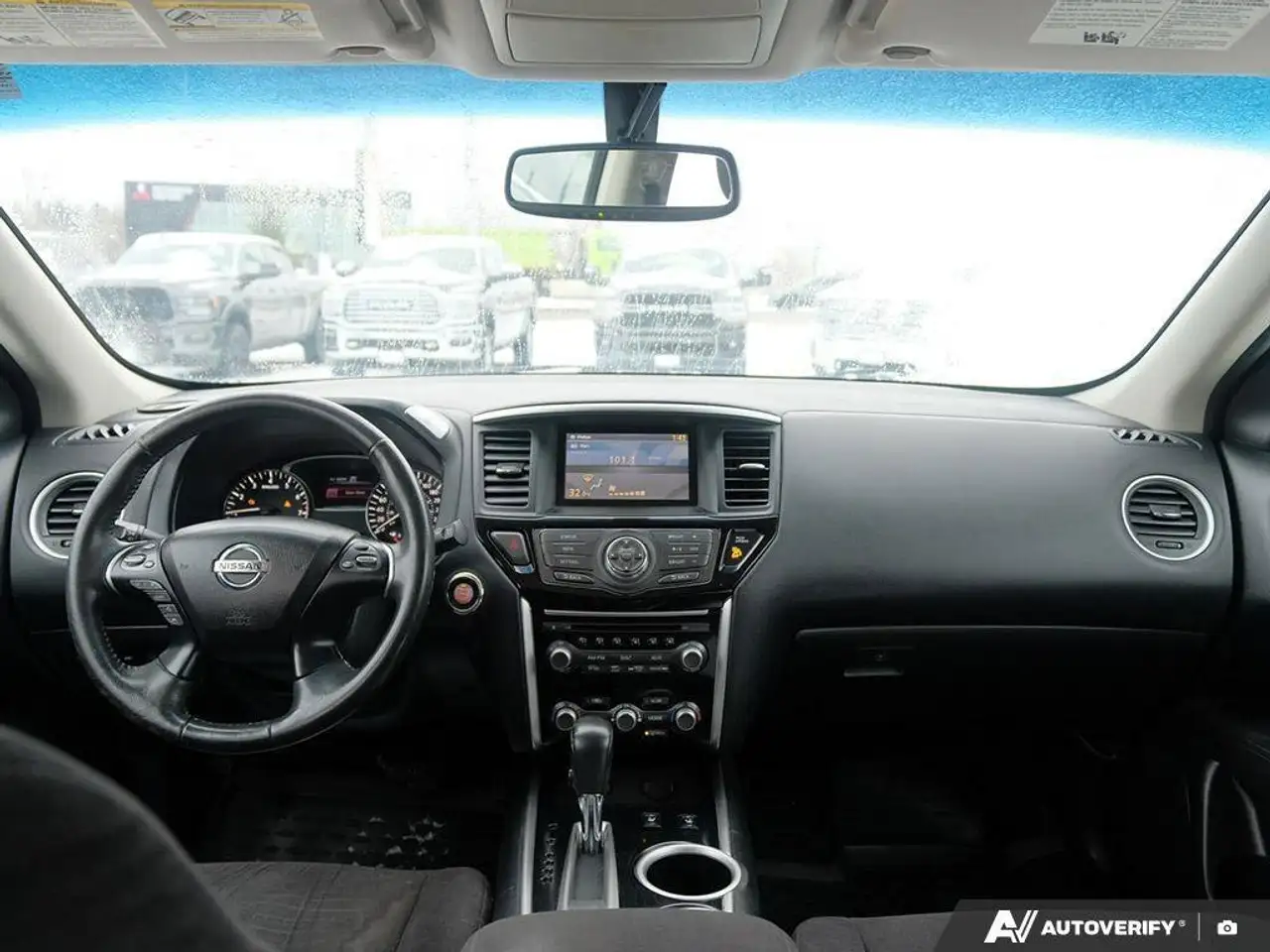 Nissan Pathfinder снимка Nissan Pathfinder