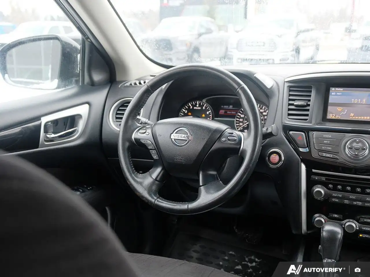 Nissan Pathfinder снимка Nissan Pathfinder