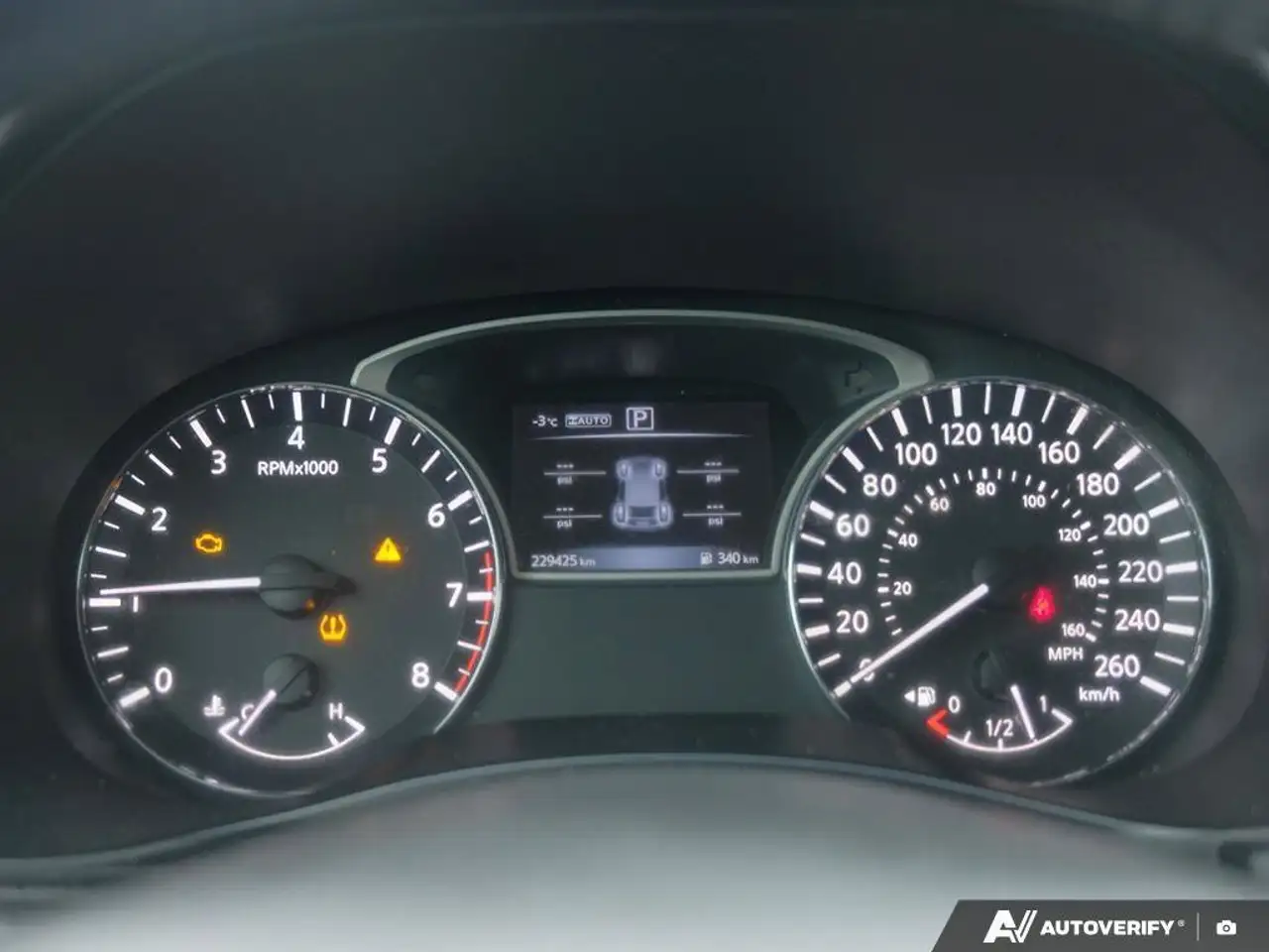 Nissan Pathfinder снимка Nissan Pathfinder