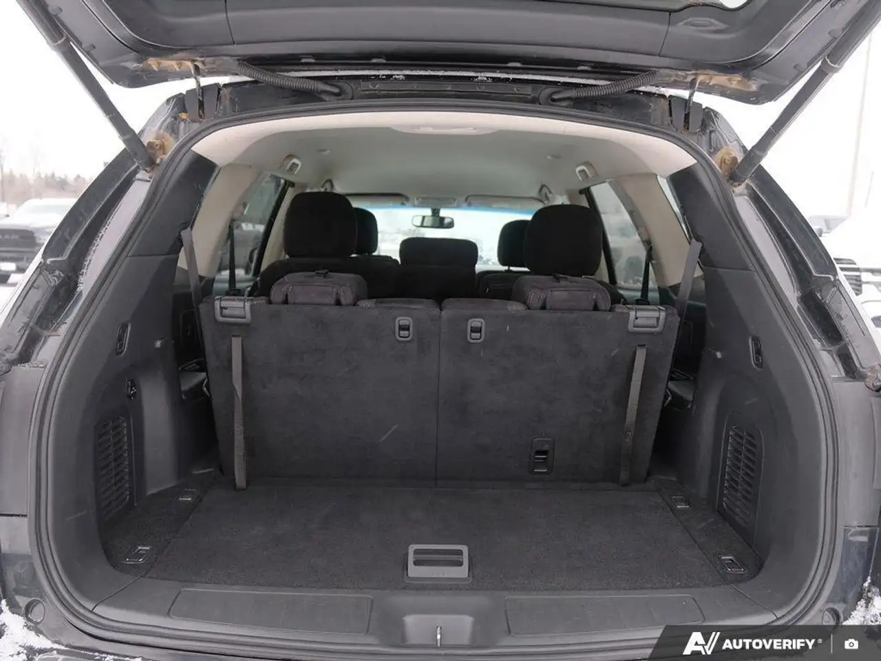 Nissan Pathfinder снимка Nissan Pathfinder