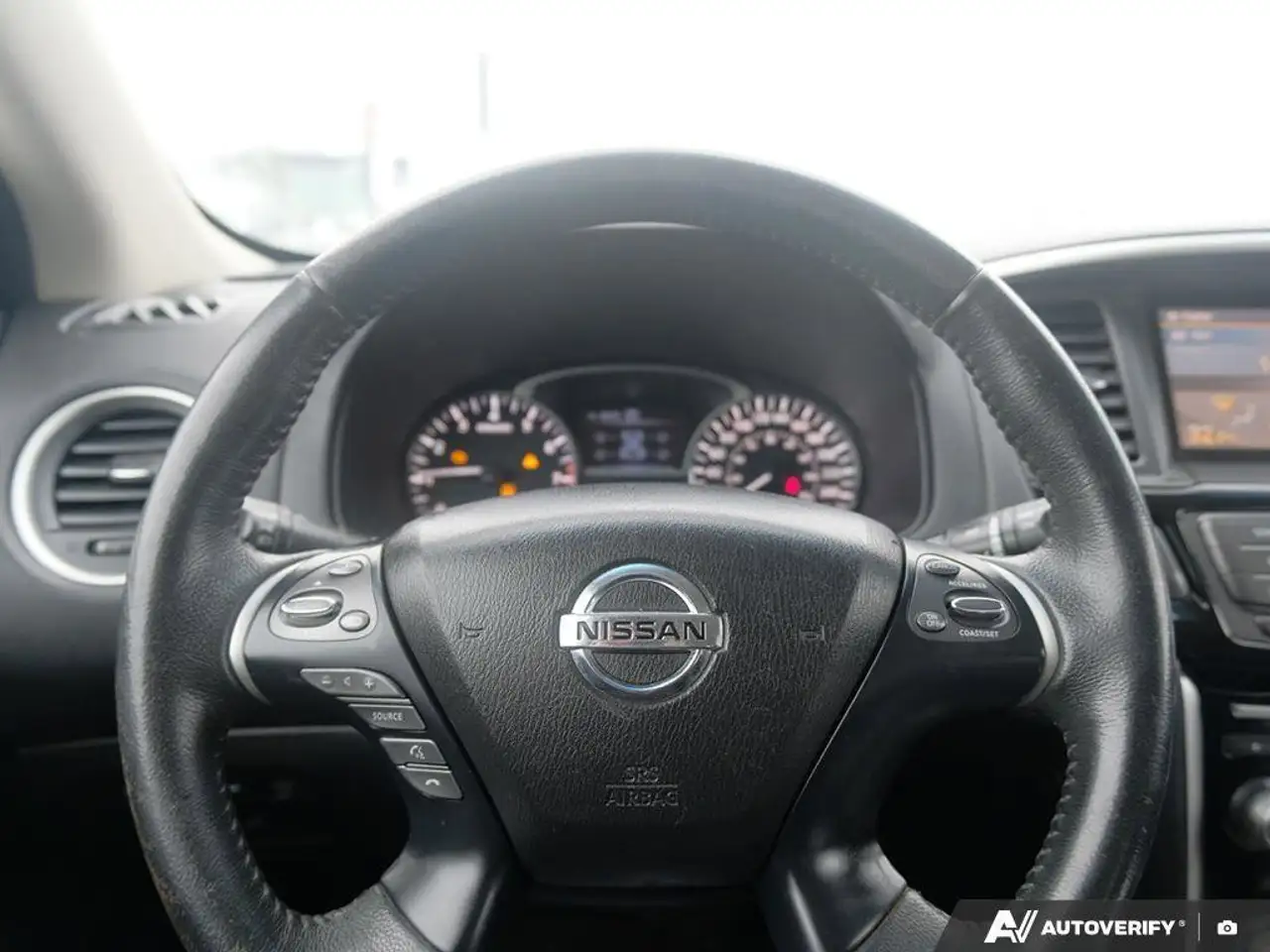 Nissan Pathfinder снимка Nissan Pathfinder