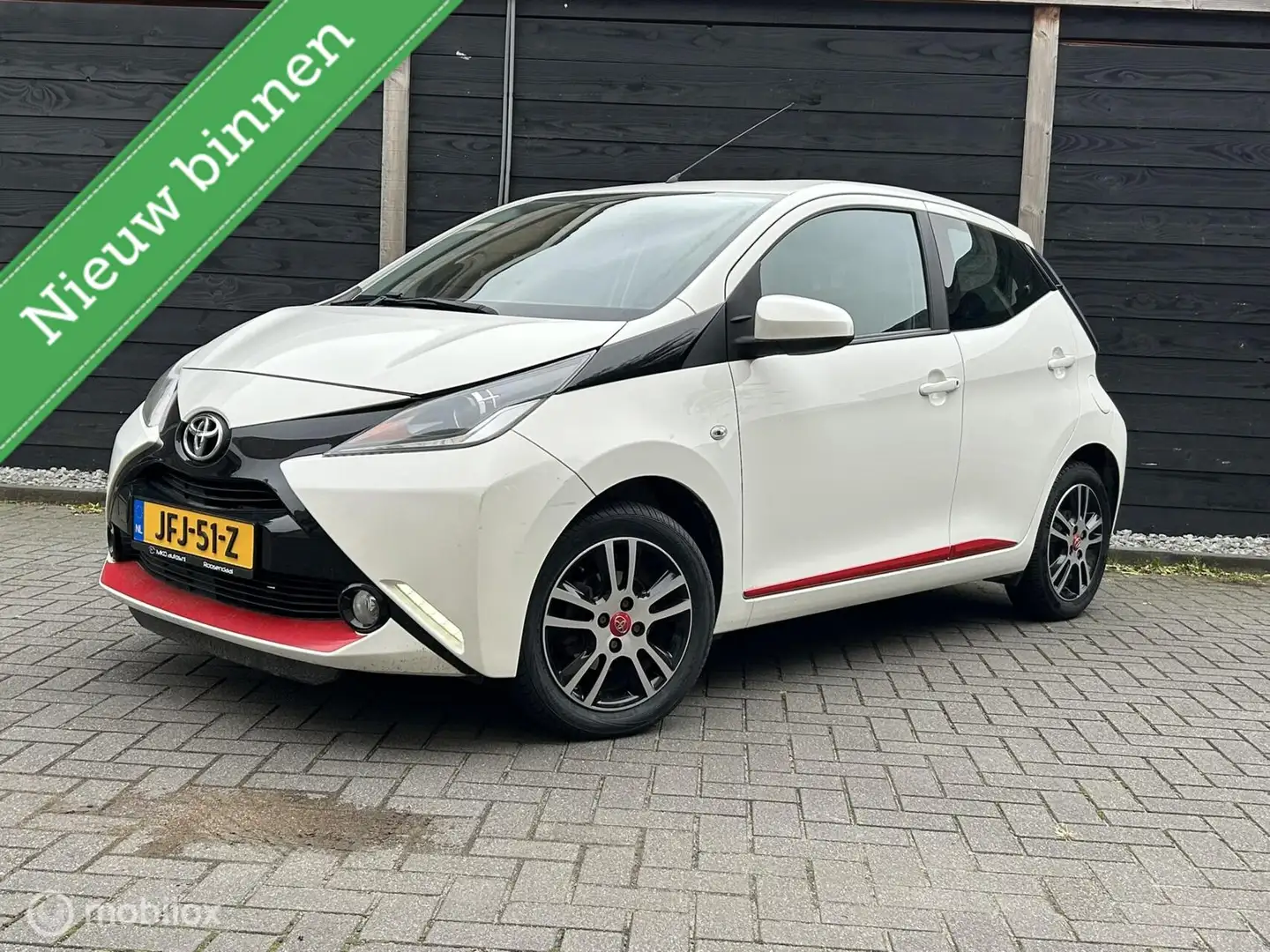 Toyota Aygo 1.0 VVT-i x-play LM / airco / LED Blanc - 1