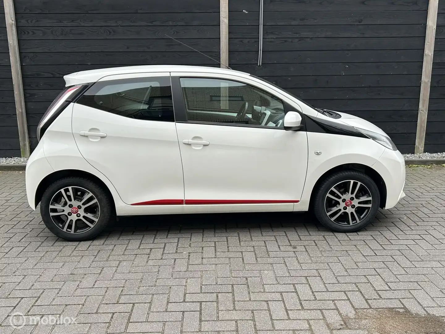 Toyota Aygo 1.0 VVT-i x-play LM / airco / LED Blanc - 2