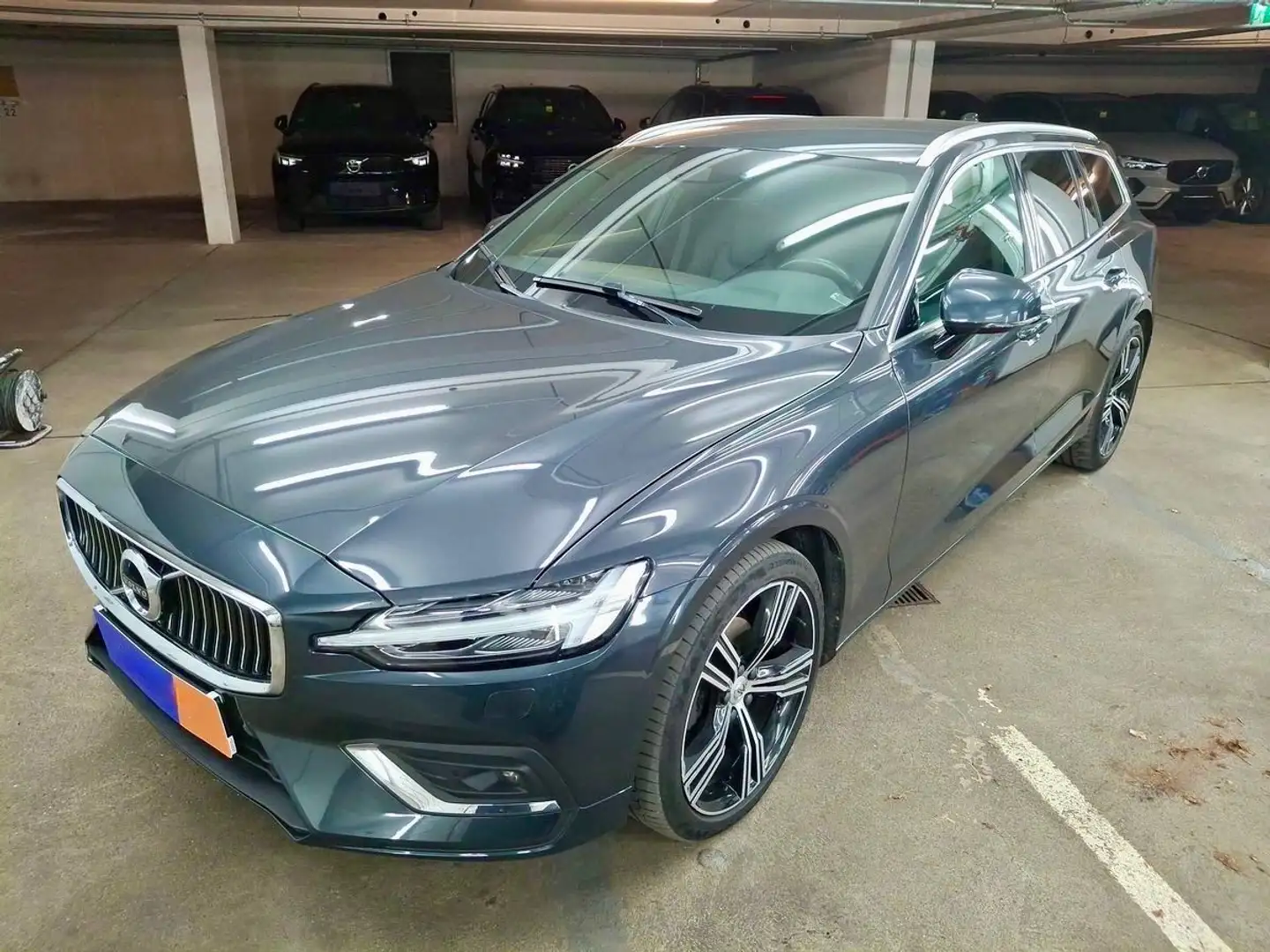 Volvo V60 2.0 D4 INSCRIPTION AHK LEDER NAVI H/K KAMERA Grau - 2
