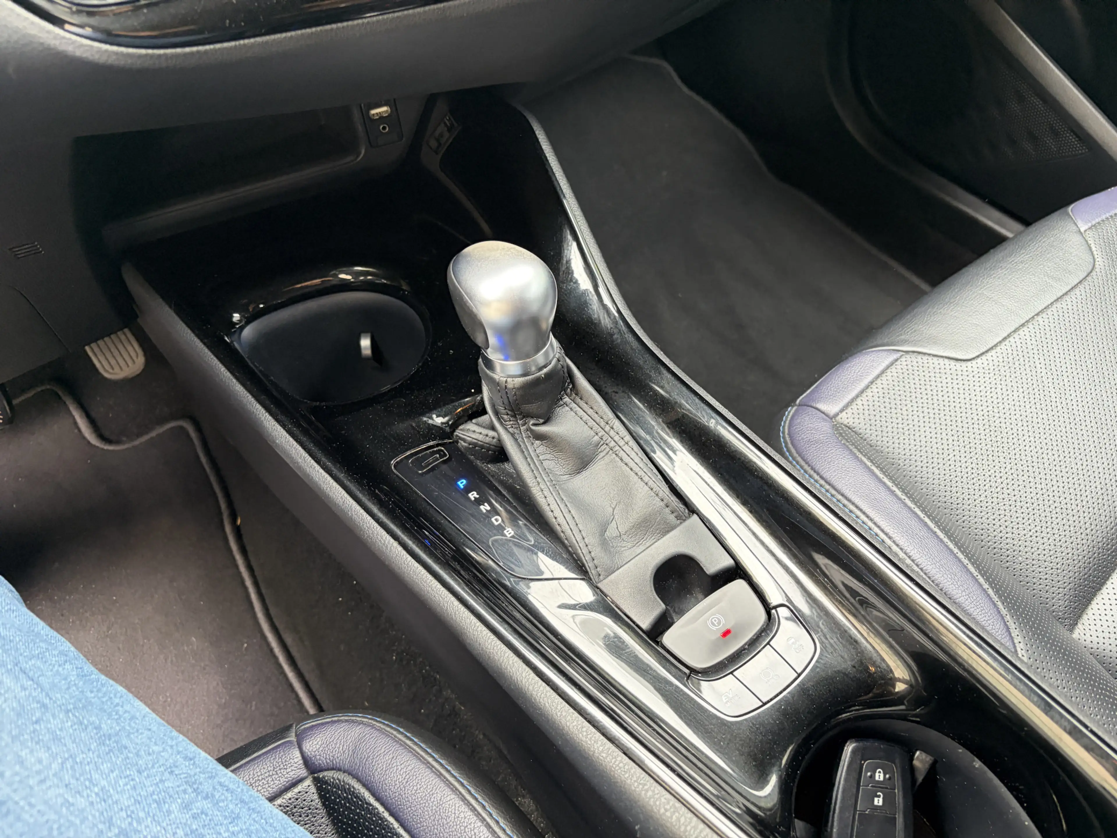 Toyota C-HR 1.8 Hybrid Bi-Tone Plus / AUTOMAAT / LEER / NAVI / — photo 12