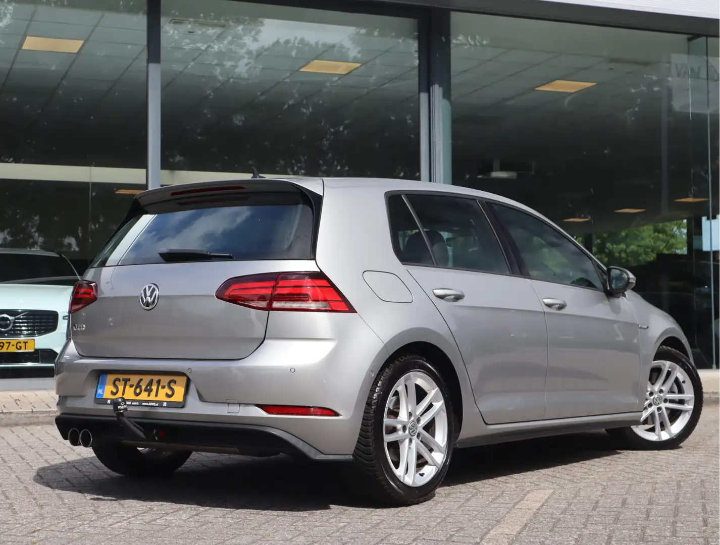 Volkswagen Golf GTD 2.0 TDI DSG / NL Auto Grijs - 2
