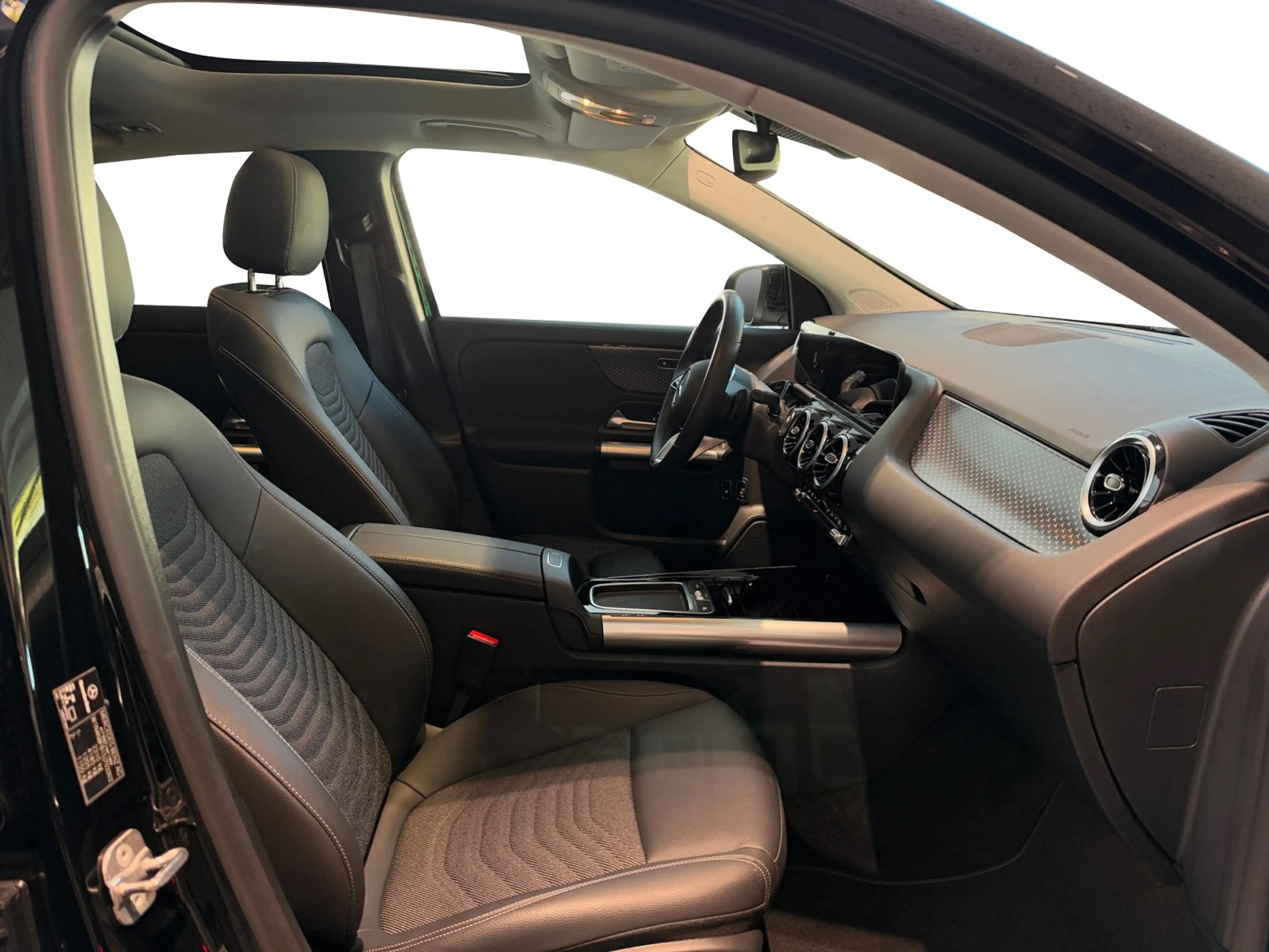Mercedes-Benz GLA 250 e Progressive AHK/Pano/RFK/LED/Totwi/18" — photo 14