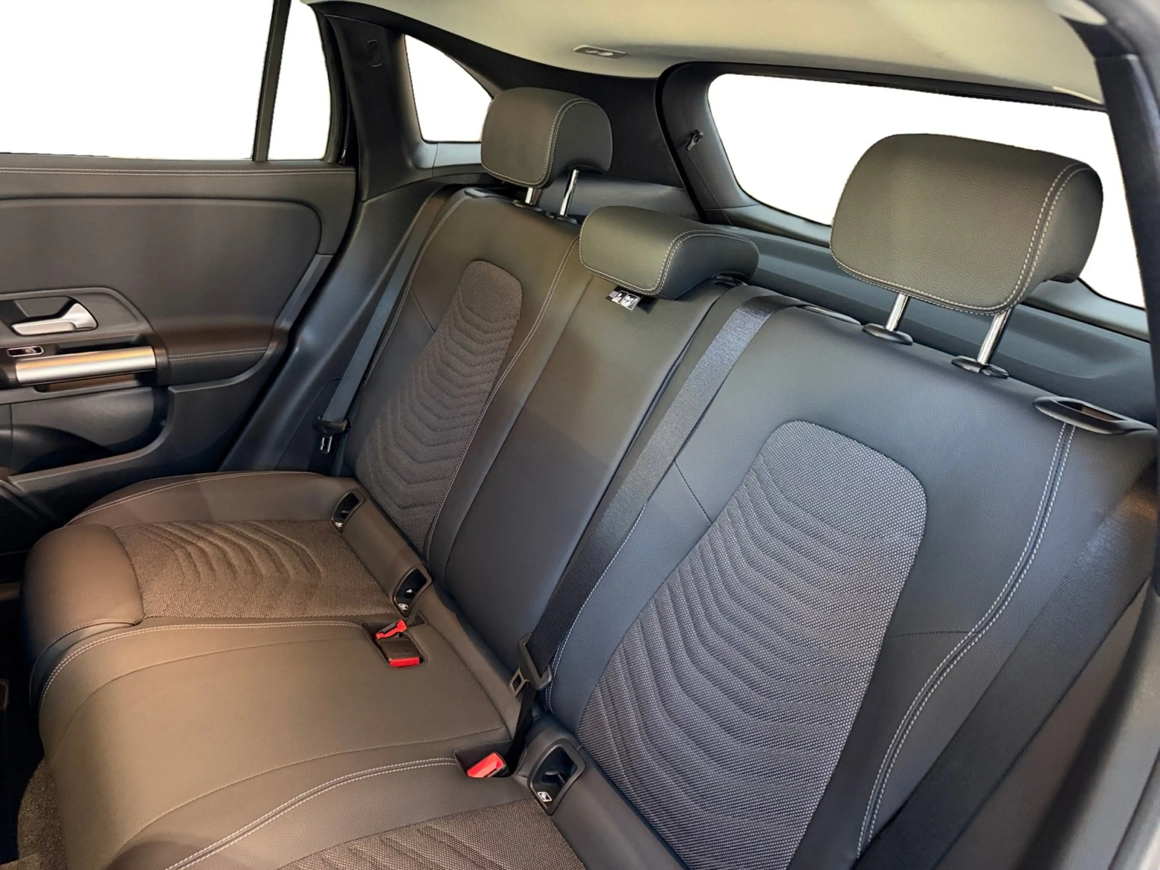 Mercedes-Benz GLA 250 e Progressive AHK/Pano/RFK/LED/Totwi/18" — photo 13