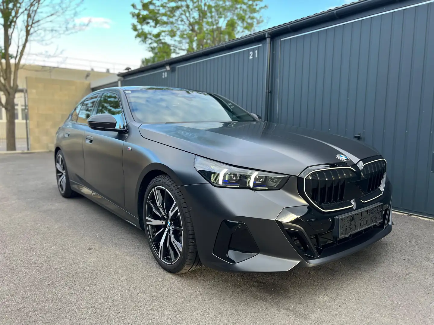 BMW 520 d xDrive M Sport Pro, *ACC*HUD*PANO*360-KAMERA* Grau - 2