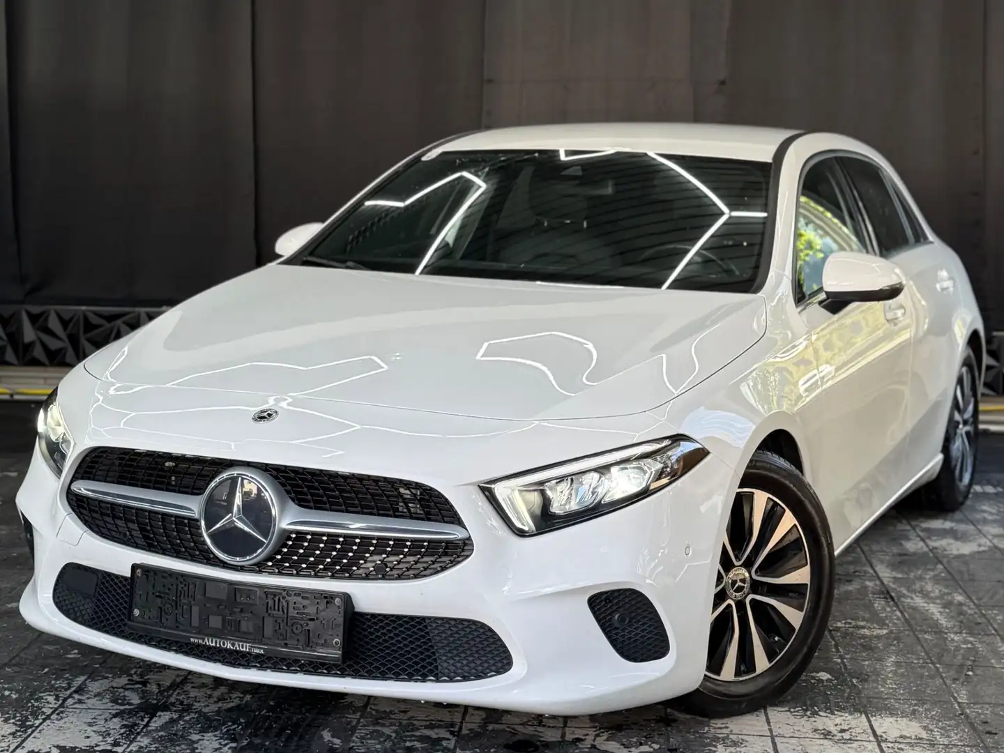 Mercedes-Benz A 180 d / Mega Optik / R-KAMERA / SHZ Weiß - 1