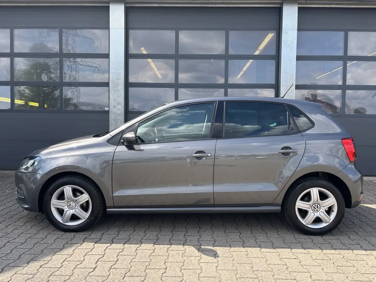 Volkswagen Polo 1.2 TSI 90pk 5-drs BMT Comfortline Grijs - 2