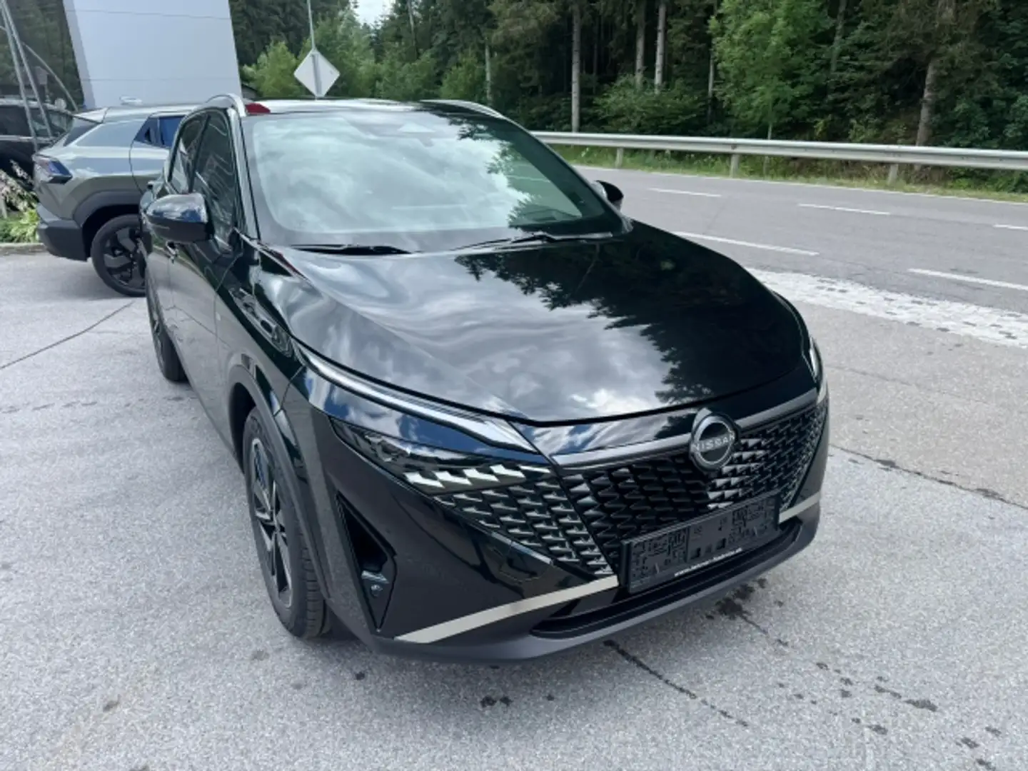 Nissan Qashqai Qashqai 1.3 DIG-T MH 4WD Aut Tekna mit Pano und B Schwarz - 2