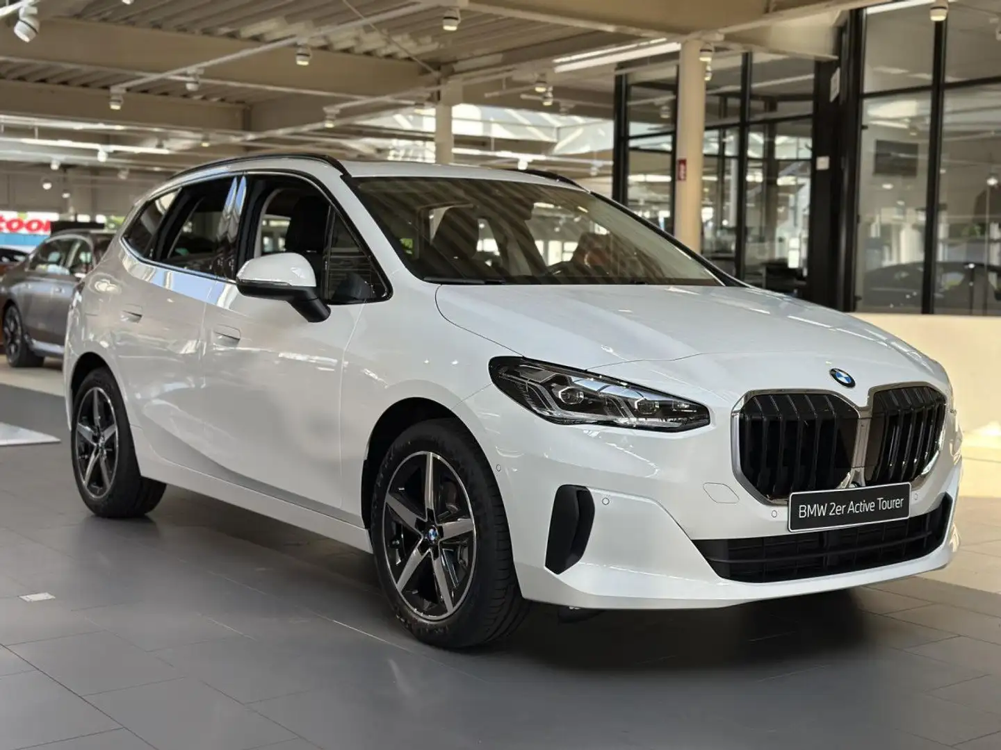 BMW 218 i Active Tourer Ad. LED PanoD. Lenkhzg. AHK PDC Weiß - 2