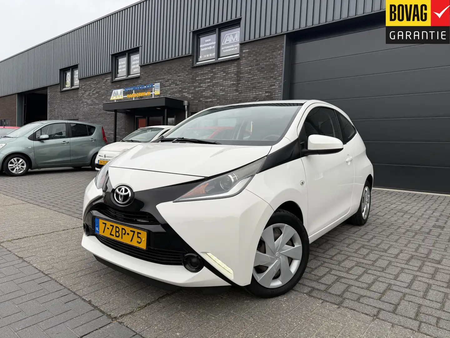 Toyota Aygo 1.0 VVT-i x-play | 1E EIGENAAR | 12MND GARANTIE | Wit - 1