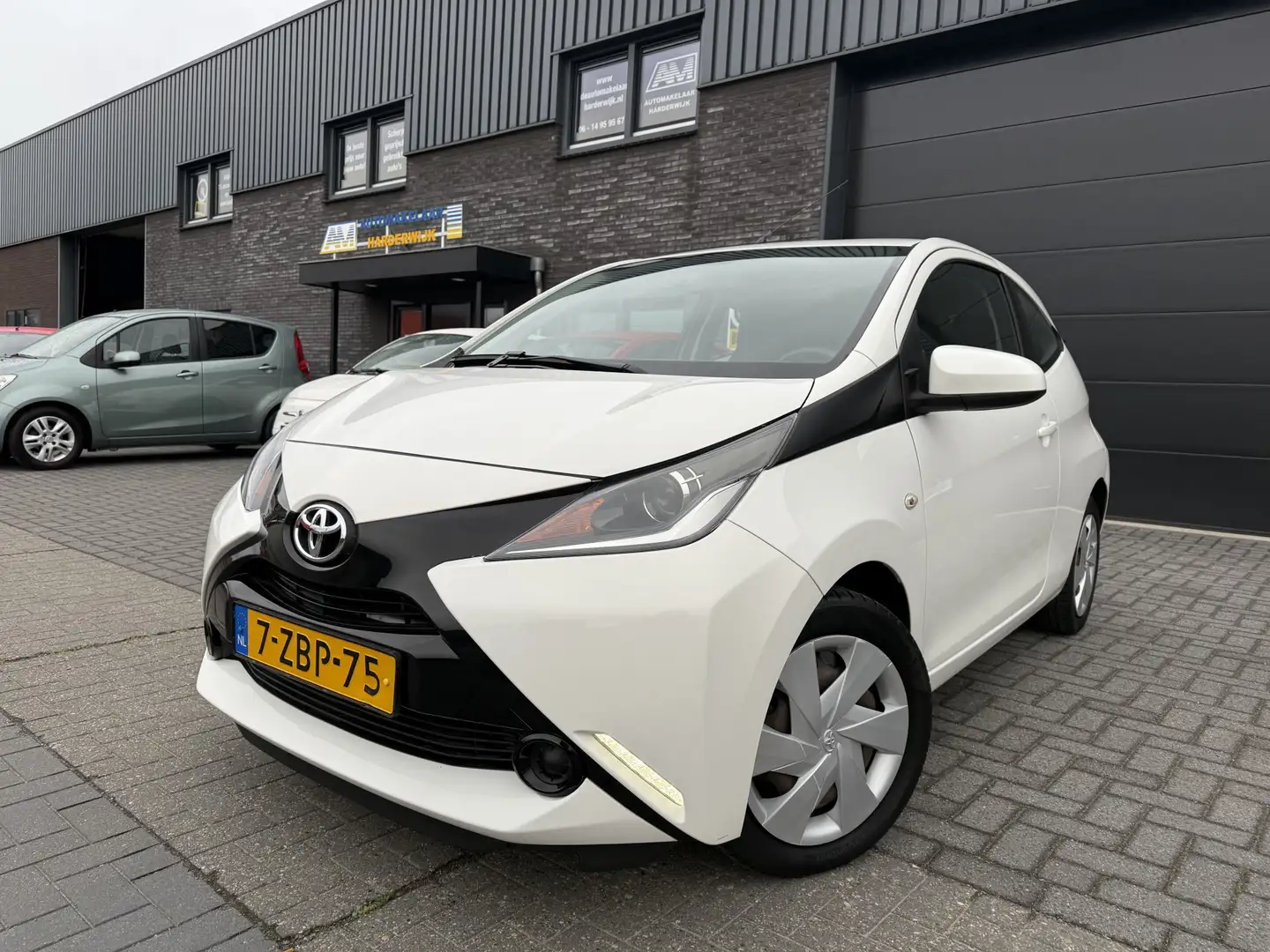 Toyota Aygo 1.0 VVT-i x-play | 1E EIGENAAR | 12MND GARANTIE | Wit - 2