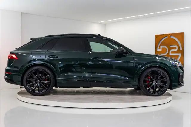 Audi Q8 view 6