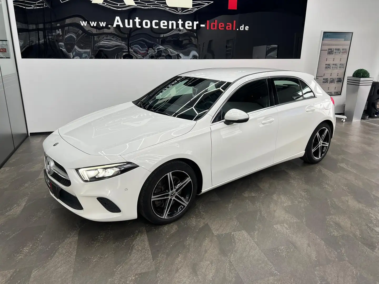 Mercedes-Benz A 250 4Matic Progressive AHK, LED, Premium Paket Weiß - 2