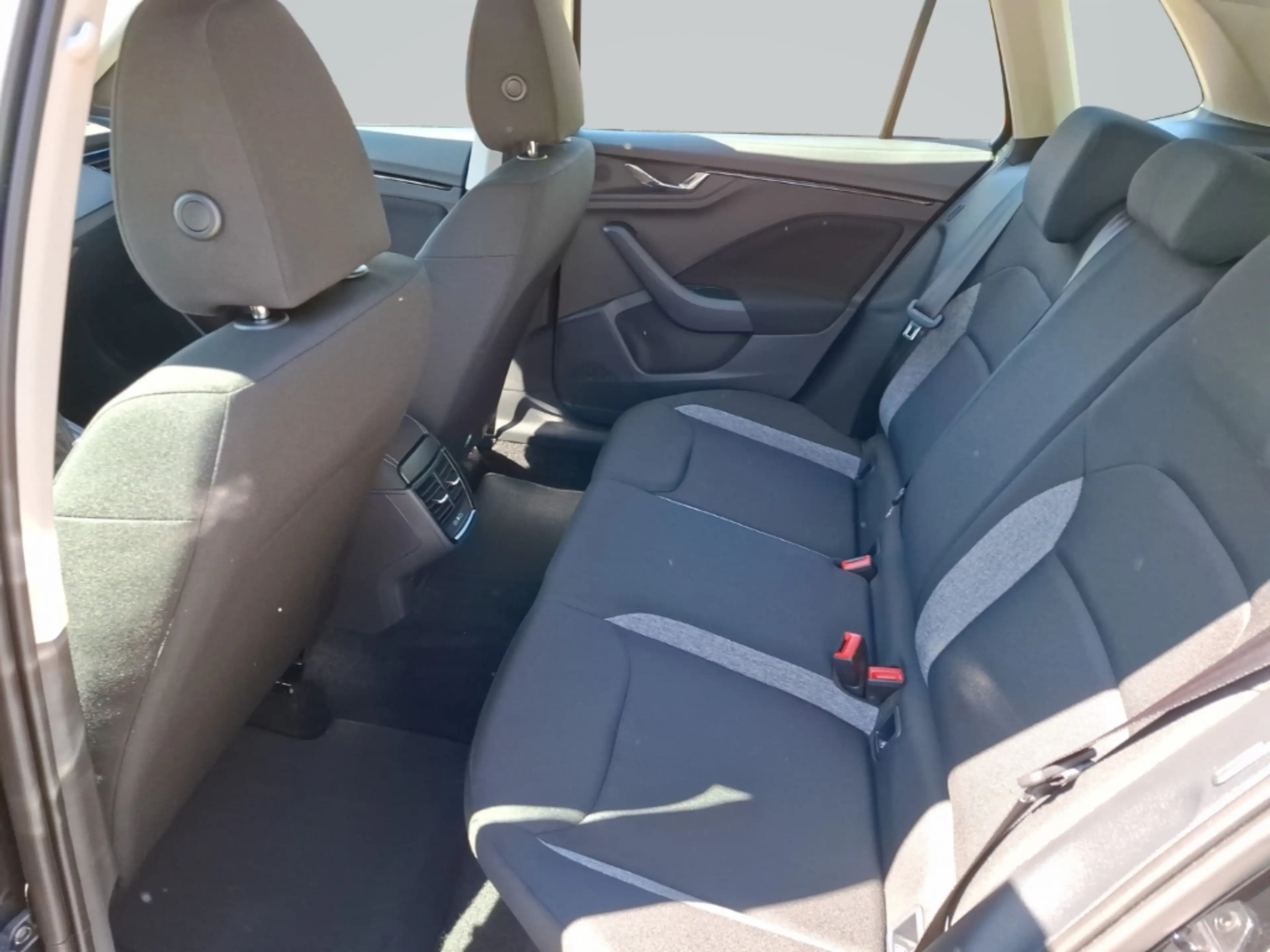 Skoda Kamiq Essence 1.0 TSI *Sitzheizung*Apple CarPlay*Android — photo 12